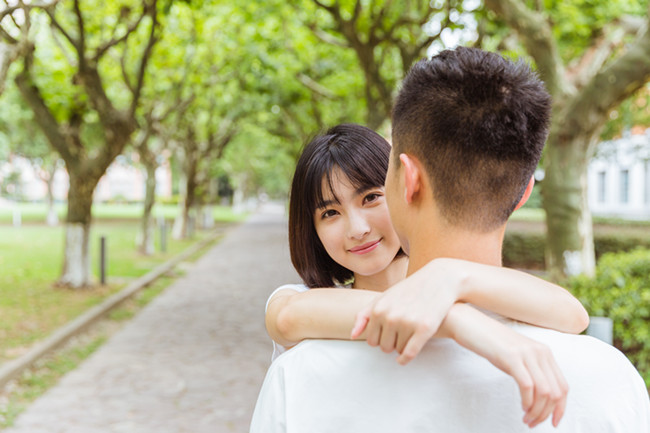 女生必看！獅子座男生的劈腿前兆！_周公解夢